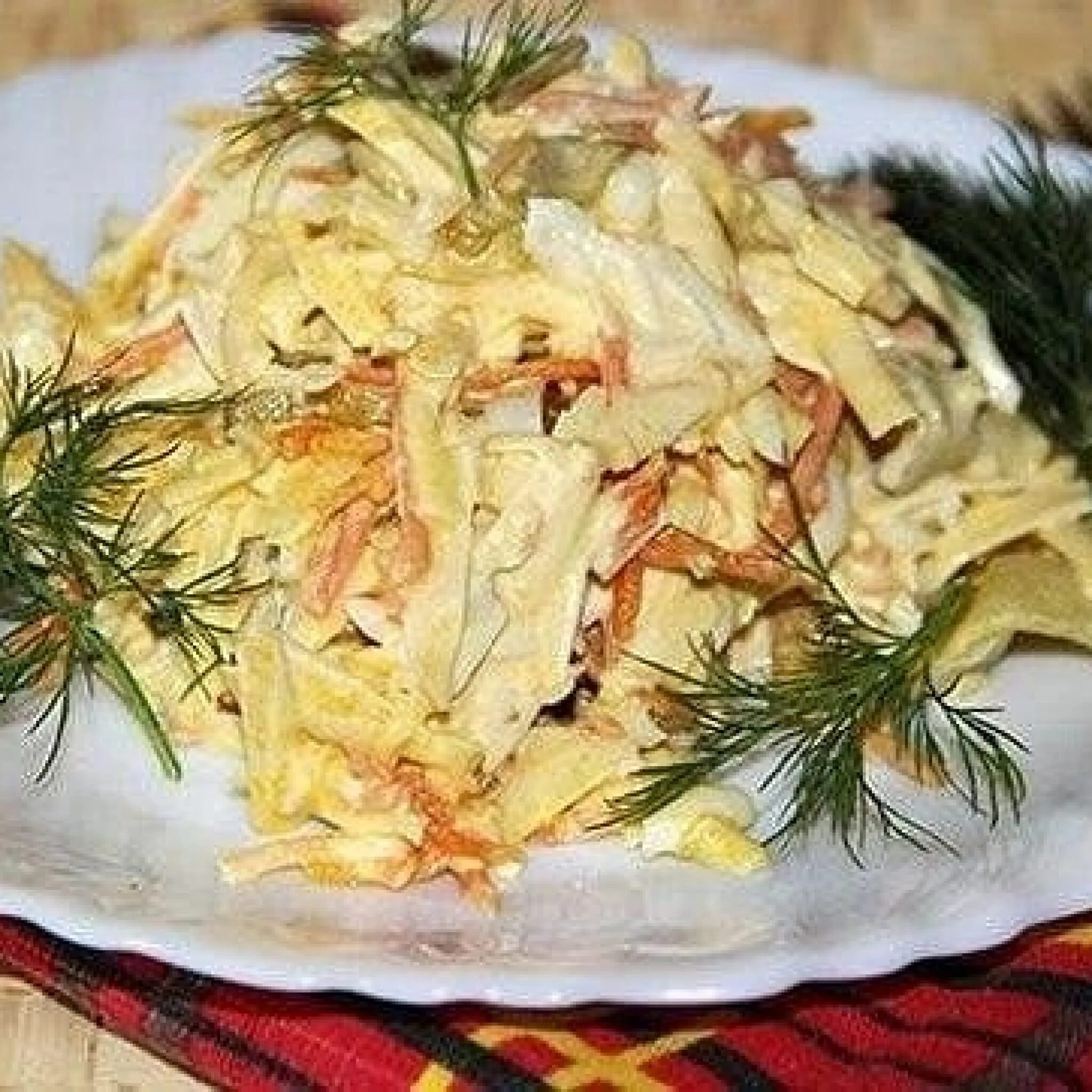 Курица с колбасным сыром. Салат с копченой курицей и сыром. Салат с копченым сыром. Салат с копченостями и сыром. Салат с колбасным сыром.