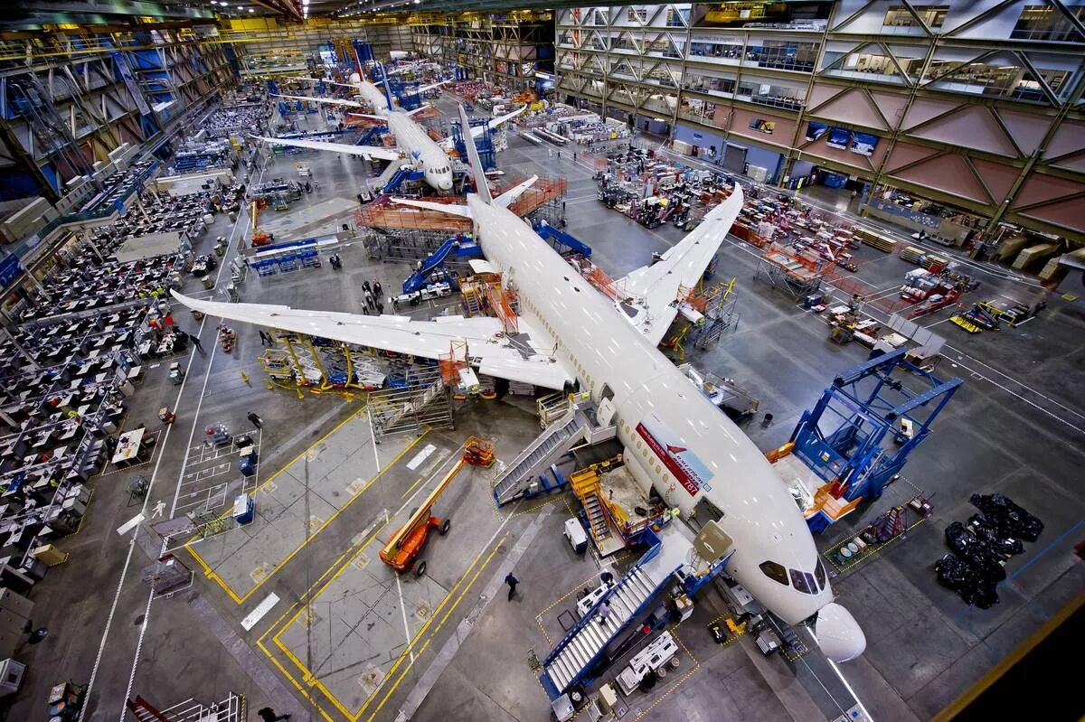 Самолет из россии в сша. Завод Boeing Everett в США. Завод Боинг 747. Авиазавод Боинг. Самолетостроение Боинг.
