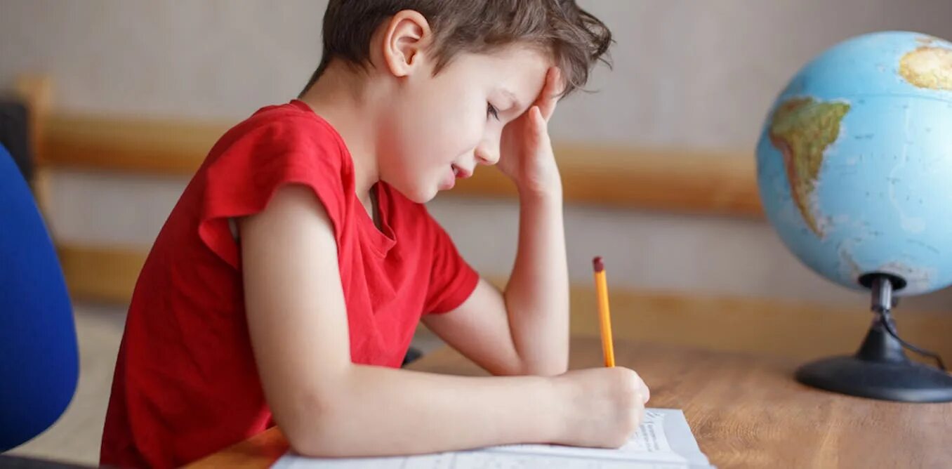 Сын за уроками. Домашнее задание картинка для презентации. Домашних заданий нет. Нет домашней работы. Нагрузка на школьников.