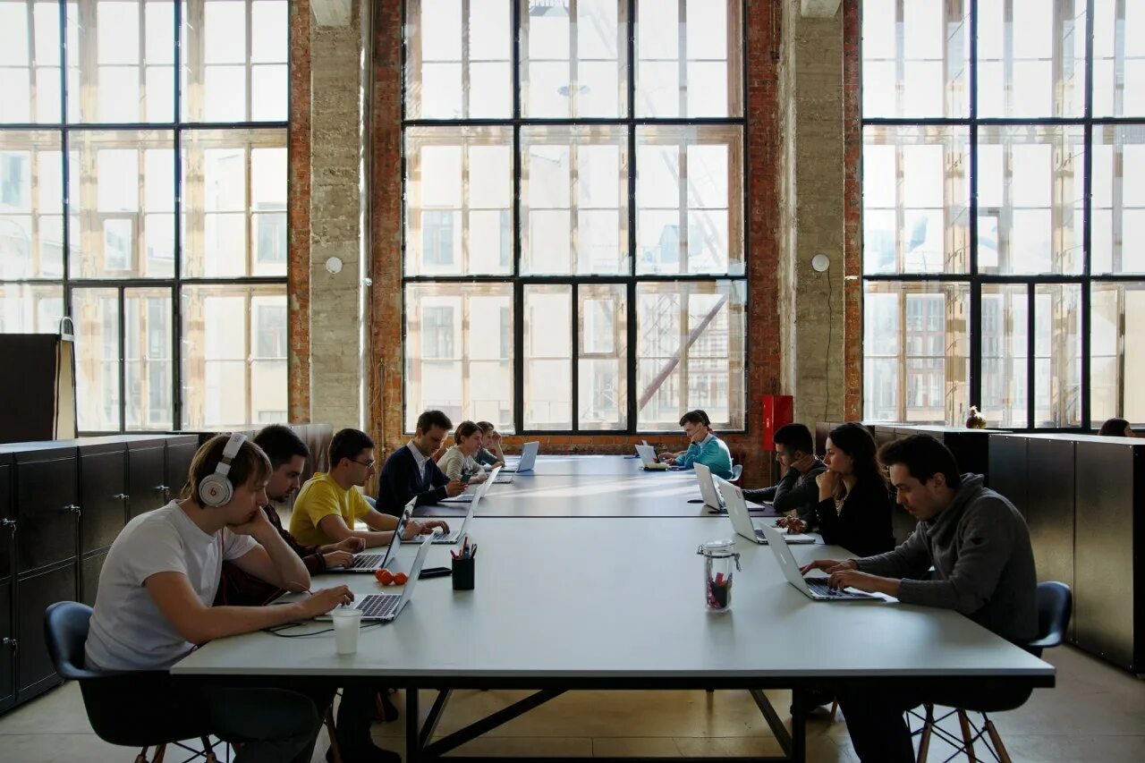 офисный работник. стажировка в компании. стартап компания. What is the start up. сооснователь стартапа intellectdialog.