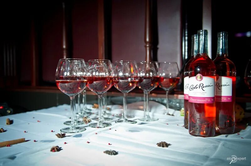 Вкус розового вина. Розовое вино. Реклама розового вина. Вино розовое любимый. Розовое вино Монте Карло.