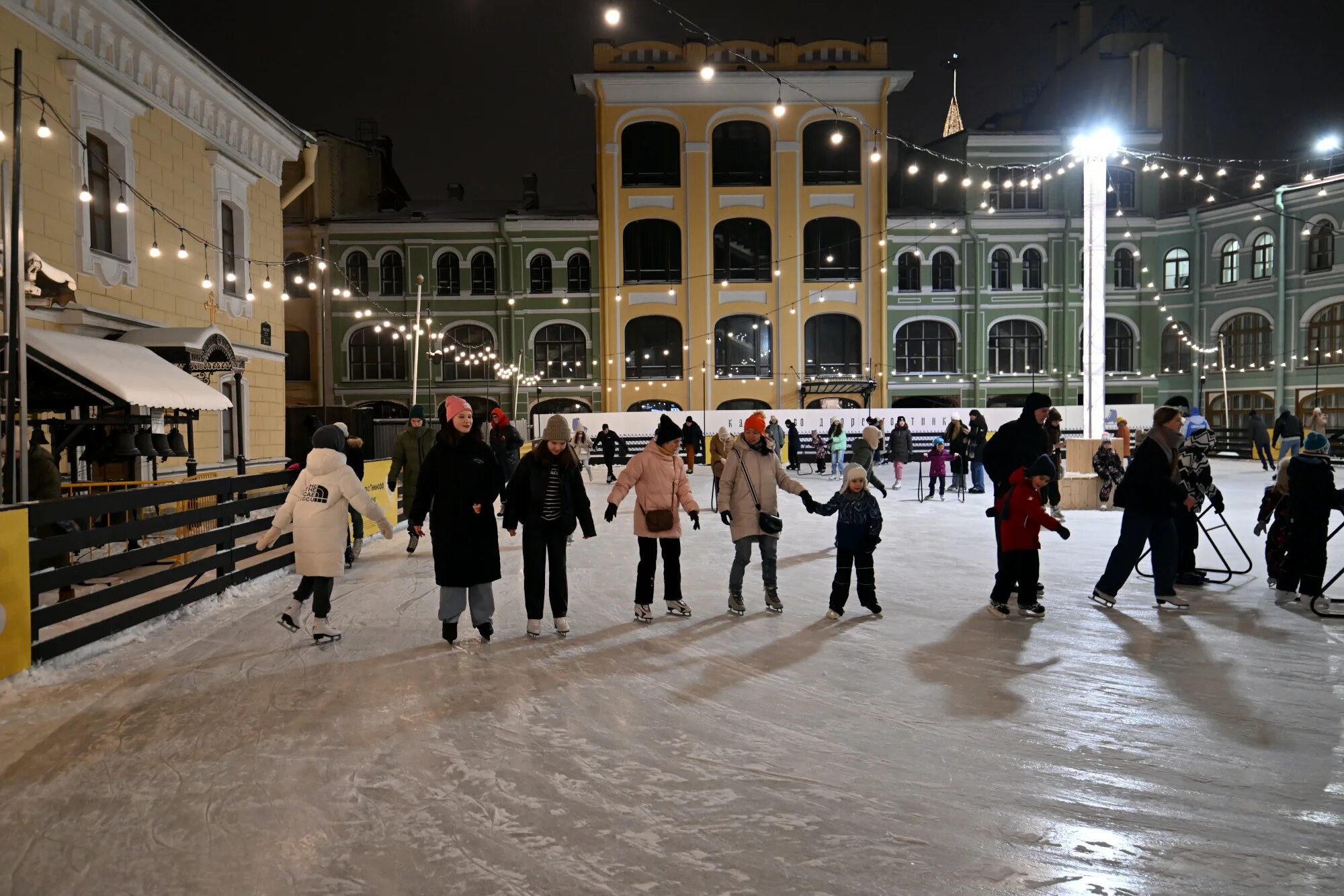 Каток в Гостином дворе Санкт-Петербург. Каток Гостиный двор СПБ. Каток на Гостином дворе Уфа. Каток на гостинке Уфа. Петербург открытый каток