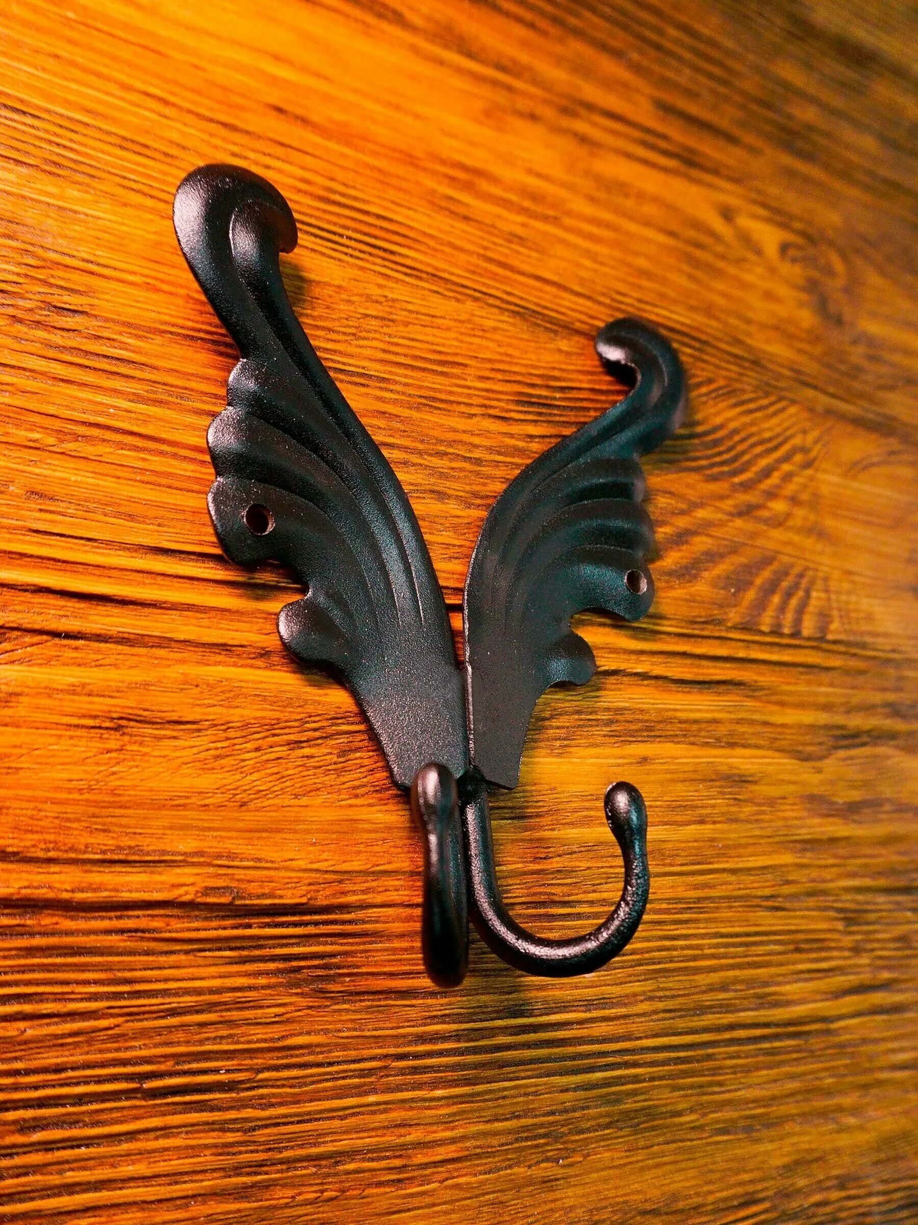 кованые крючки для прихожей. ковка крючки для вешалки. кованые крючки для одежды. кованые крючки для одежды. крючок для вешалки металлический.