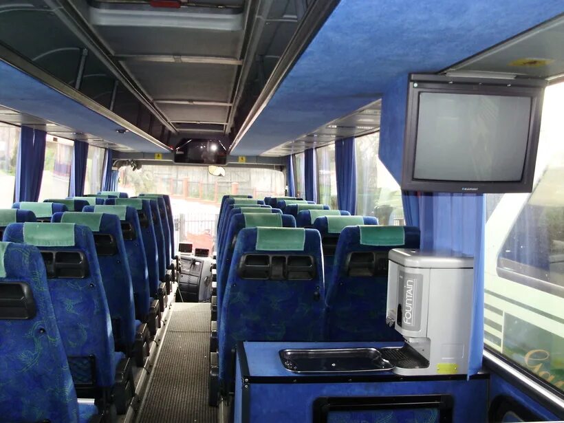 Комфортабельный автобус с биотуалетом. Комфортабельный автобус туристического класса. Салон автобуса дальнего следования. Комфортабельный автобус туристического класса с биотуалетом.