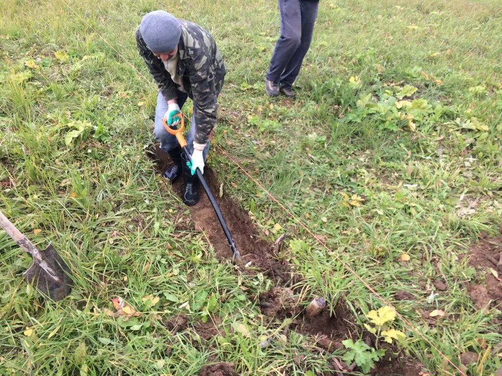 срезка растительного слоя бульдозером. срезка автогрейдером растительного грунта. срезка грунта. снятие и сохранение плодородного слоя почвы. плодородный слой грунта.