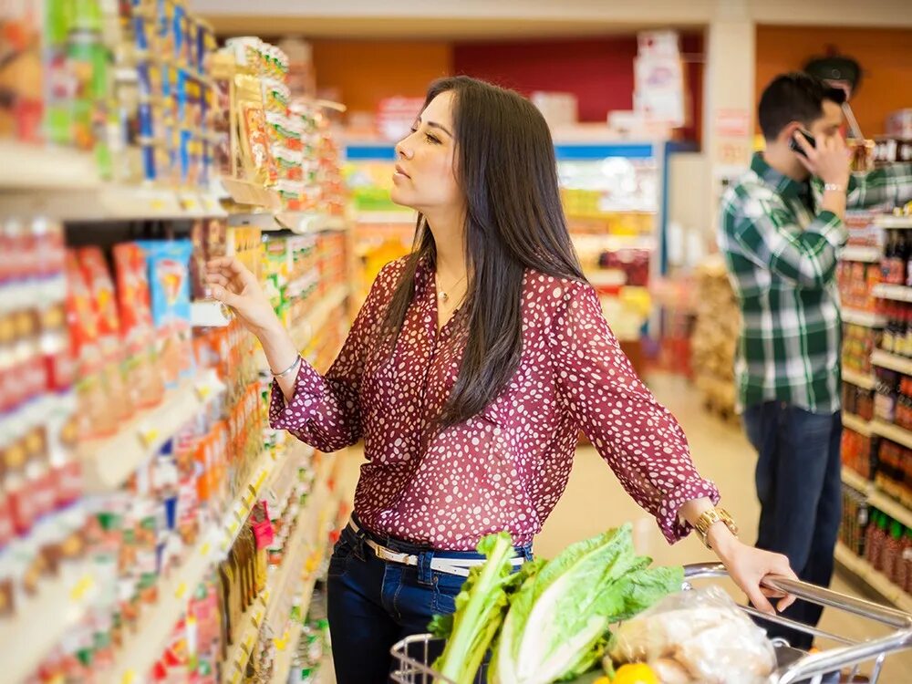 Покупатель в магазине. Супермаркет продукты. Покупатель в супермаркете. Люди в магазине.