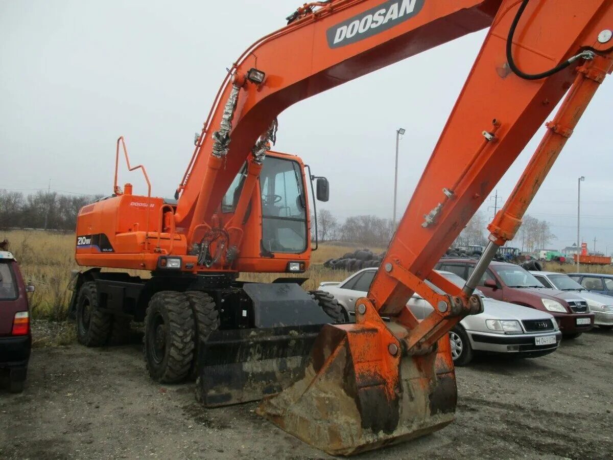 Досан экскаватор. Экскаватор колесный Doosan 210w. Экскаватор Doosan 210. Doosan экскаватор 210 w. Doosan 210 колесный.