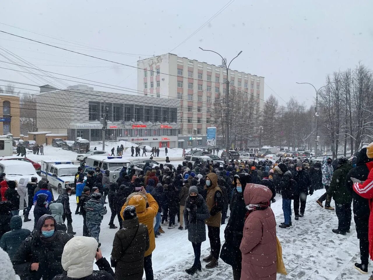 Киров митинг на театральной площади. Кировчане. Митинг на театральной площади город Киров Кировская область 2022 год. Новост и Кирова. Митинг киров