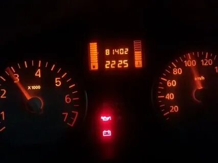 Логан загорелась лампочка бензина