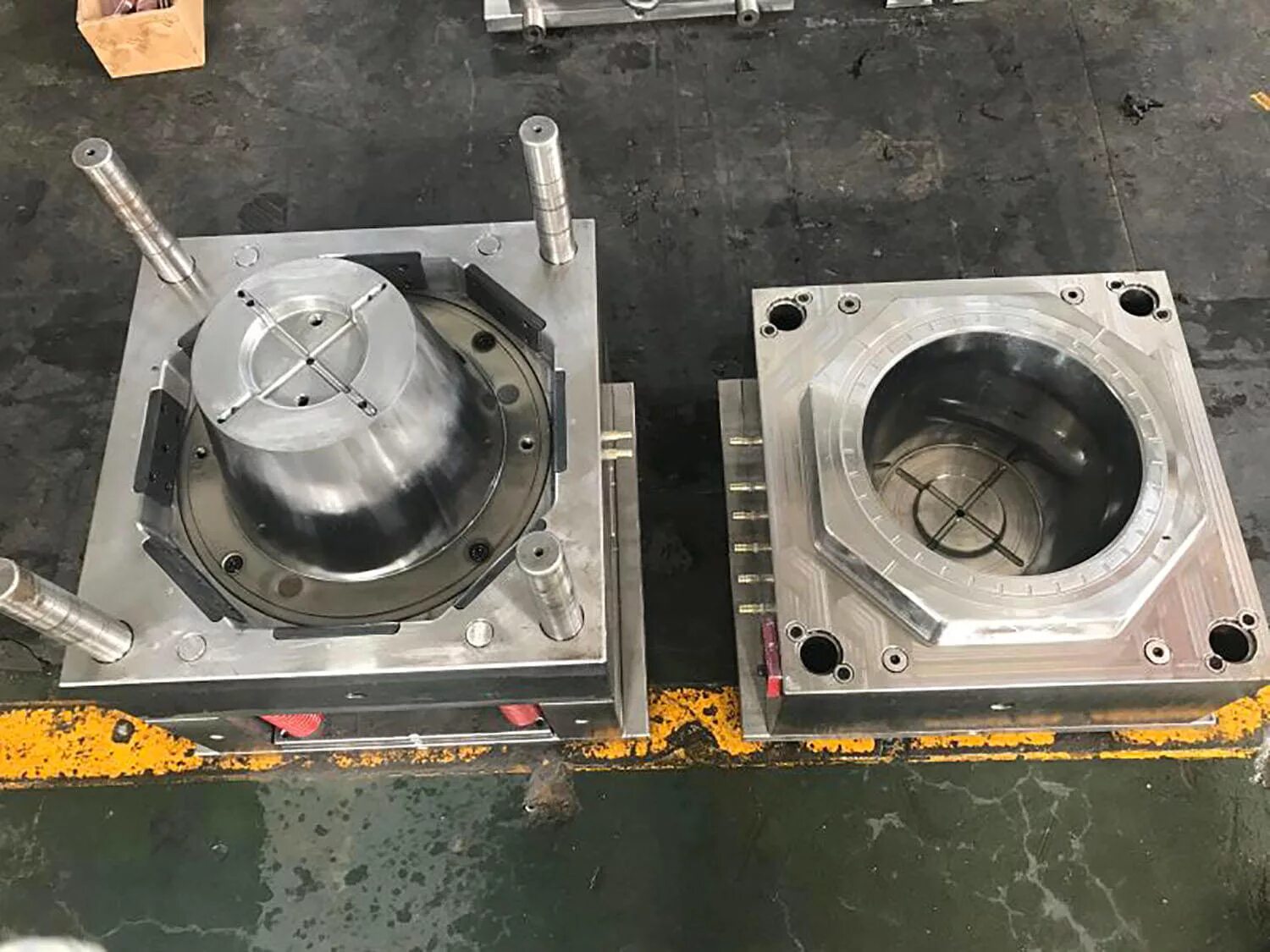 Пресс форма для алюминия. Прессформы для литья пластмасс. Прессформа для литья пластмасс. Пресс-форма «звезда 50» для тпа. Литье под прессом.