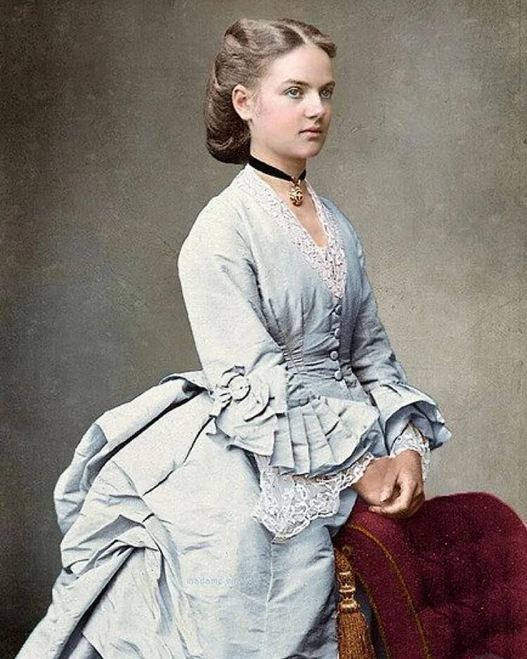 Одежда девушек 19 века. Мода 19го века. турнюр 1870. турнюры 1870-х. мода 19го века англия.