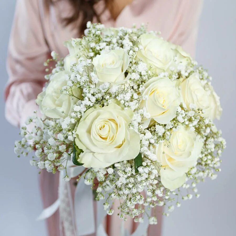 Свадебный букет белые розы и гипсофила. Букет невесты из белых роз с гипсофилой. Белые розы белая и розовая гипсофила букет. Букет из 9 роз и гипсофилы. Букет невесты из белых роз и гипсофилы.