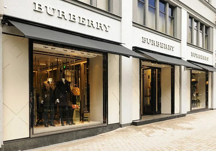 Burberry магазин. Burberry ГУМ. Бербери магазин в Москве. Магазин Барберри в Праге. Берберри первый магазин.