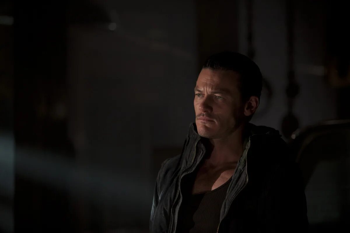 никто не выжил фильм 2012. сериал никто не выжил 2022. никто не выжил фильм 2012. люк эванс никто. уходит в даль.