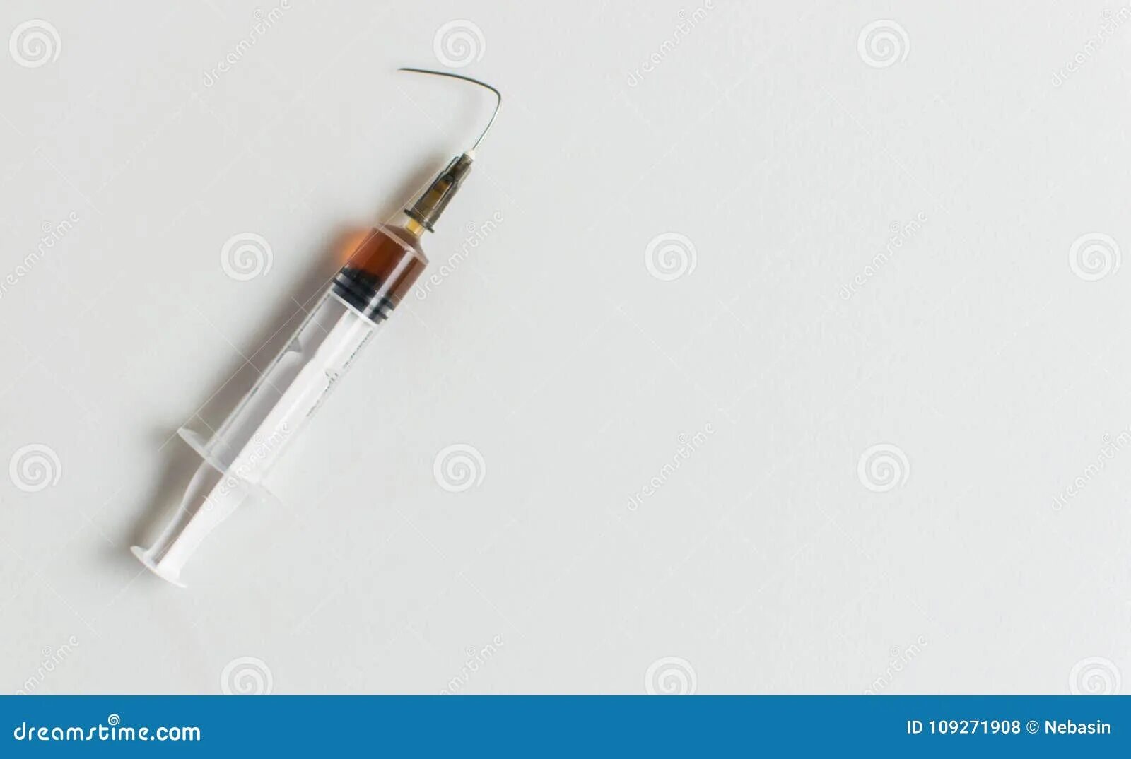 Сломать иголку примета. Иголка в стене. Сломалась иголка примета. Игла сломалась. Поломанная игла.