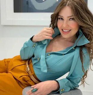 Thalía fascina en un pantalón culotte ocre a la cintura con una camisa turquesa 