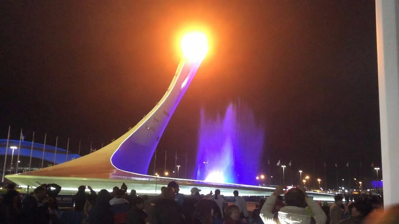 Олимпийский парк факел 2014. Факел в Олимпийском парке. Сочи Олимпийский факел Ледовый дворец. Факел в Олимпийском парке Адлер.