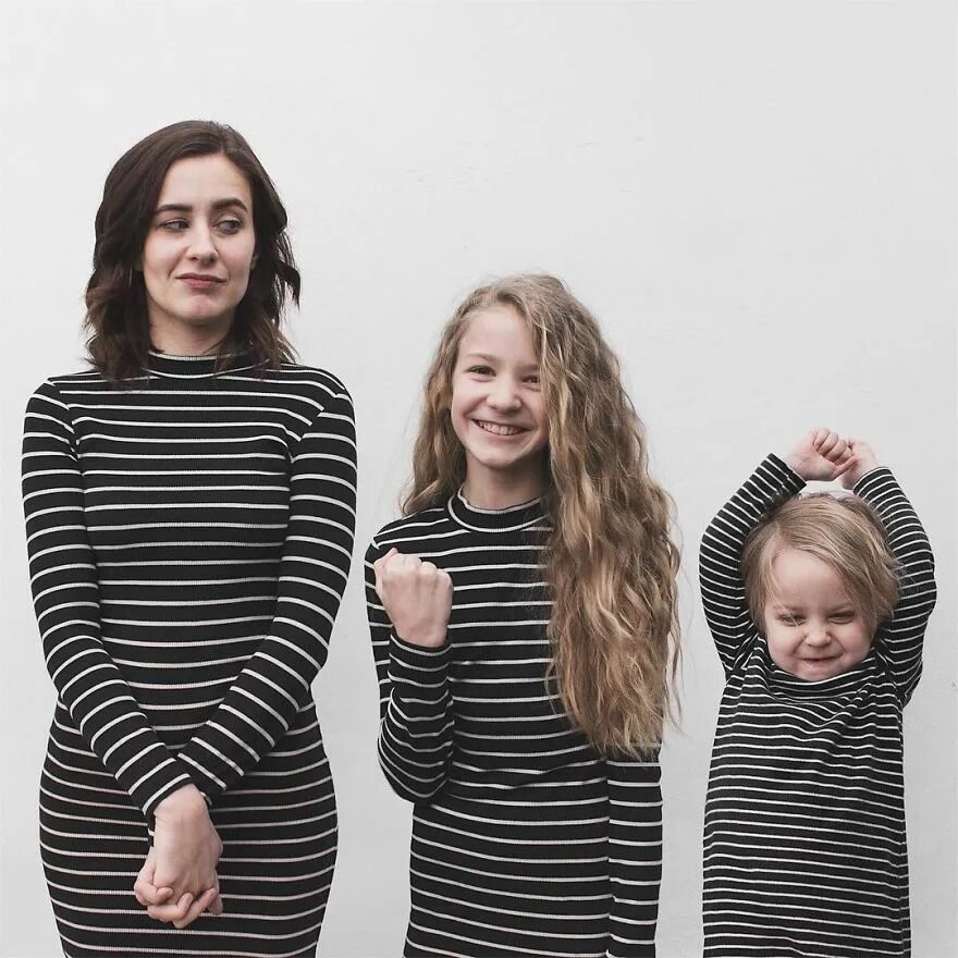 две дочки это счастье. мама с двумя дочками со спины. мама и дочка. без двух дочерей. парные платья для мамы и дочки.