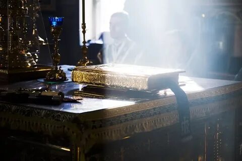 Читает евангелие вместе с церковью сегодня