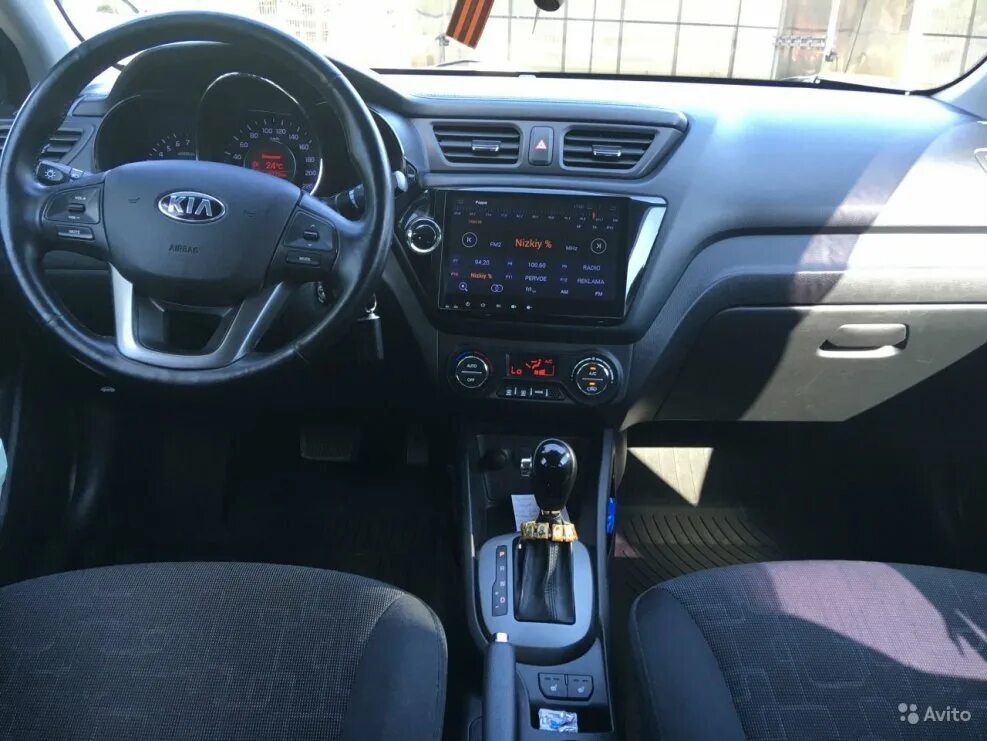 Киа Рио 1.6 автомат Comfort. Kia Rio 2014 салон. Kia Rio четырнадцатого года салон автомат. Kia Rio 2017 серый хэтчбек 1.6 at салон. Киа рио автомат 1.6 купить