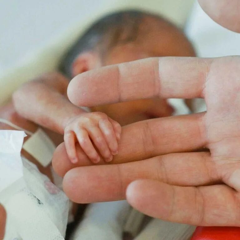Раньше времени родилась. День недоношенных детей. Ногти недоношенного ребенка.