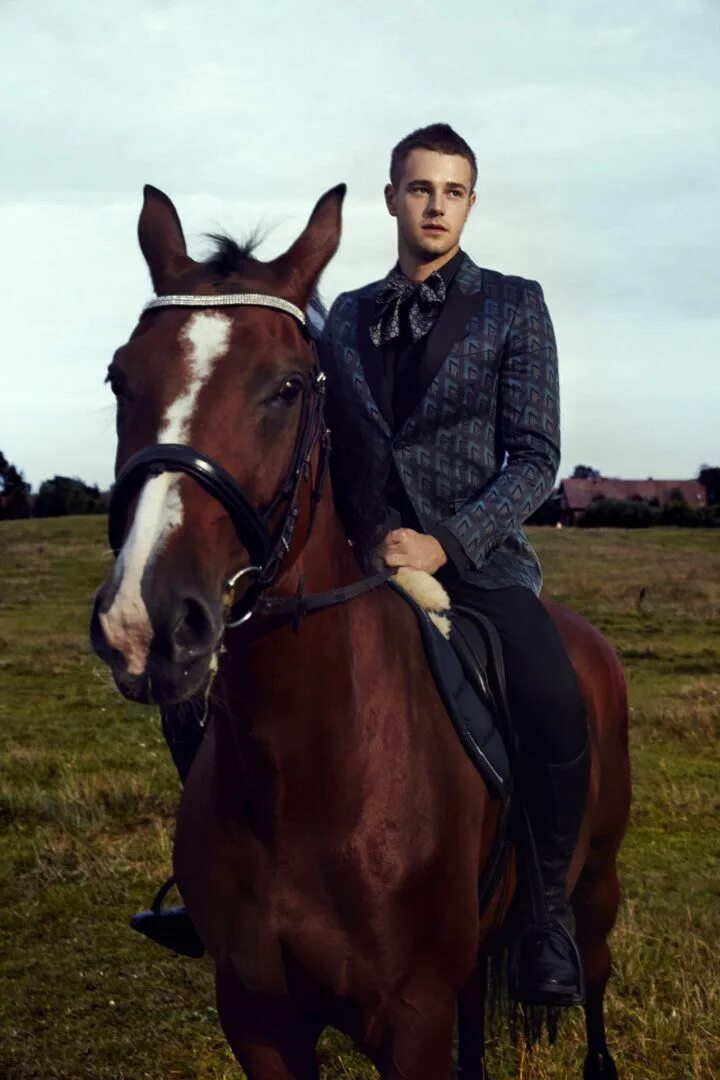Парень на коне. Мужчина на лошади. Мужчина на коне образ. Красивый мужчина на лошади.