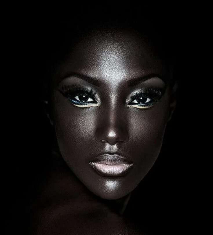 Портрет негритянки. Девушка в черном. Чернокожая девушка с золотым макияжем. Черная девушка с золотым макияжем. Глаза негритянки