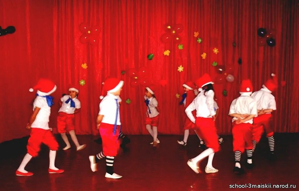 танец гномиков в школе. гномы лилипутики. гном костюм для танцев. танец маленьких гномиков. танец гномиков в школе.