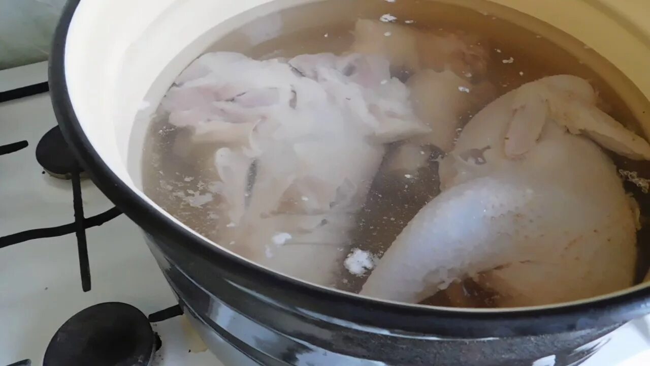 Сколько жидкости на холодец. Холодец соотношение воды и мяса. при варке холодца выкипела вода. пропорции мяса и воды при варке холодца. холодец на 10 литров воды.