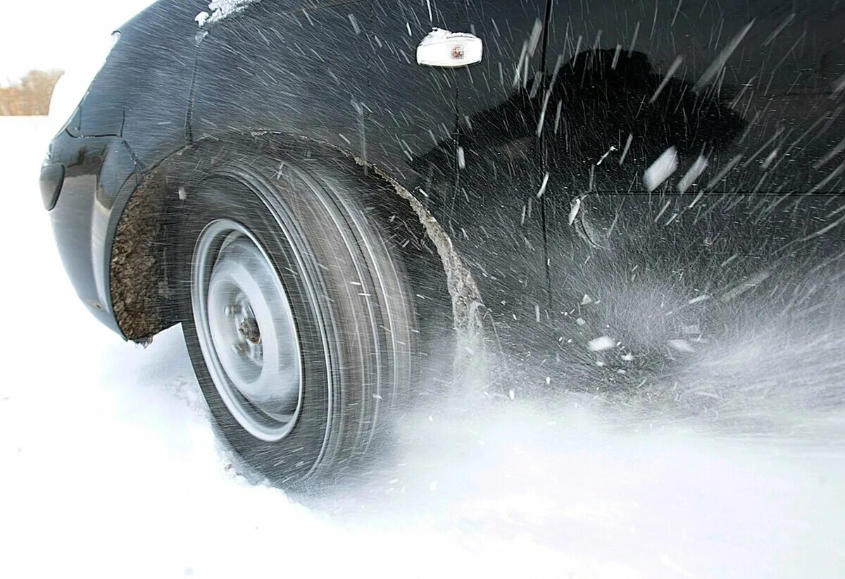 Колесо машины зимой. Как поменять лето на зиму. Winter tyres. Переобуть авто. Переобувка на зимнюю резину.