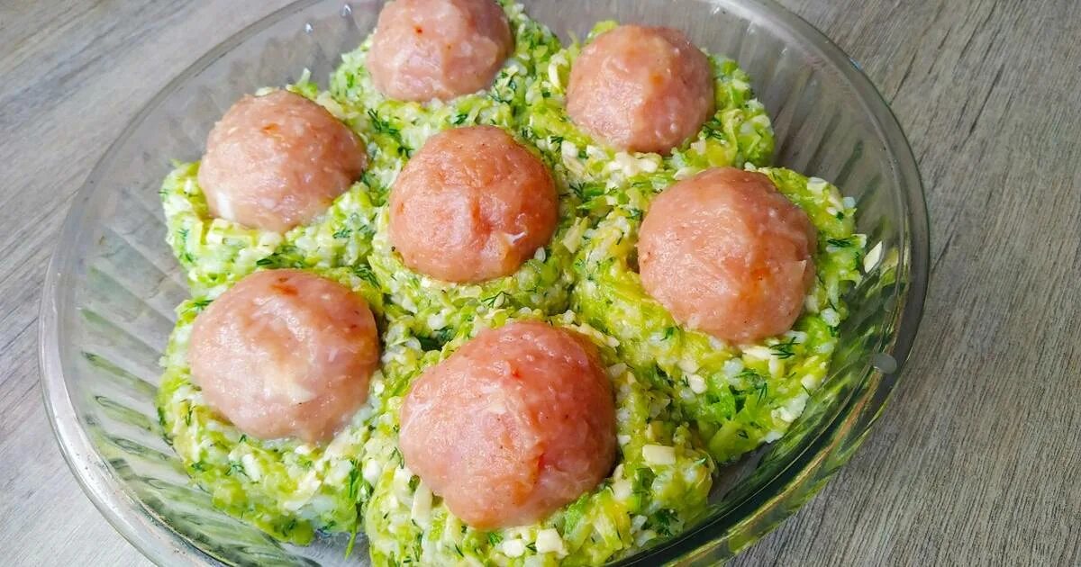 Тефтели в кабачках с рисом. Тефтели с кабачком. Тефтели с кабачком и фаршем в духовке. Тефтели из кабачков. Тефтели с кабачком.