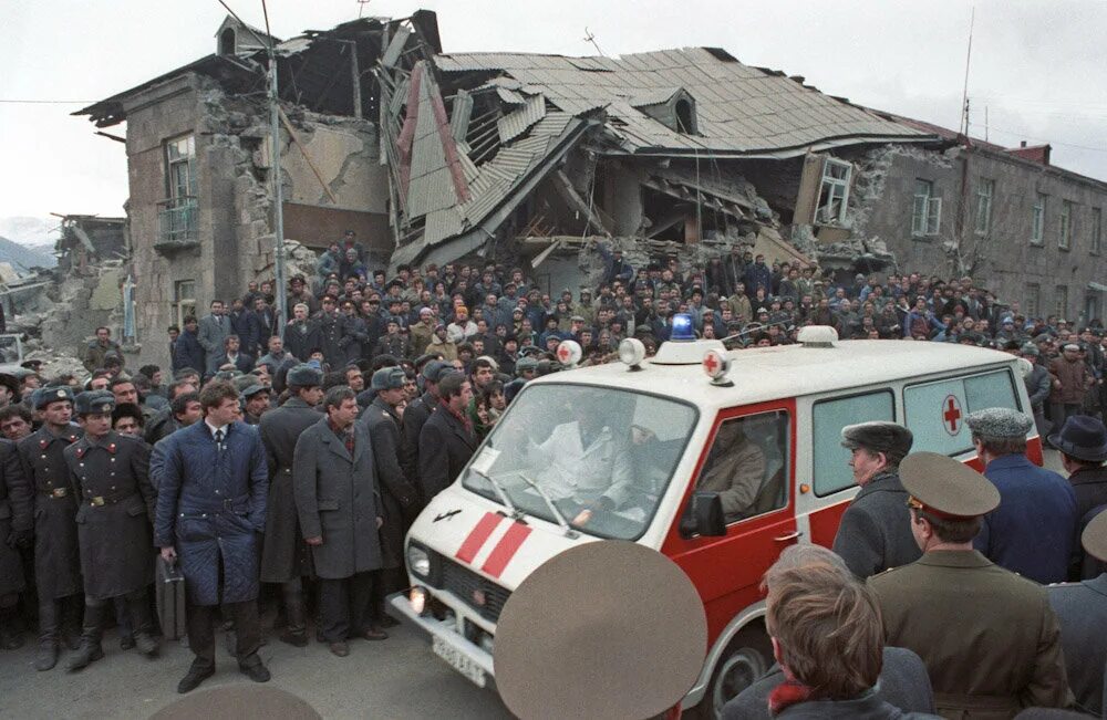 Землетрясение 7 декабря 1988 Армения Ленинакан. Спитак землетрясение 1988. Армения Спитак 1988 год землетрясение. Землетрясение в 80