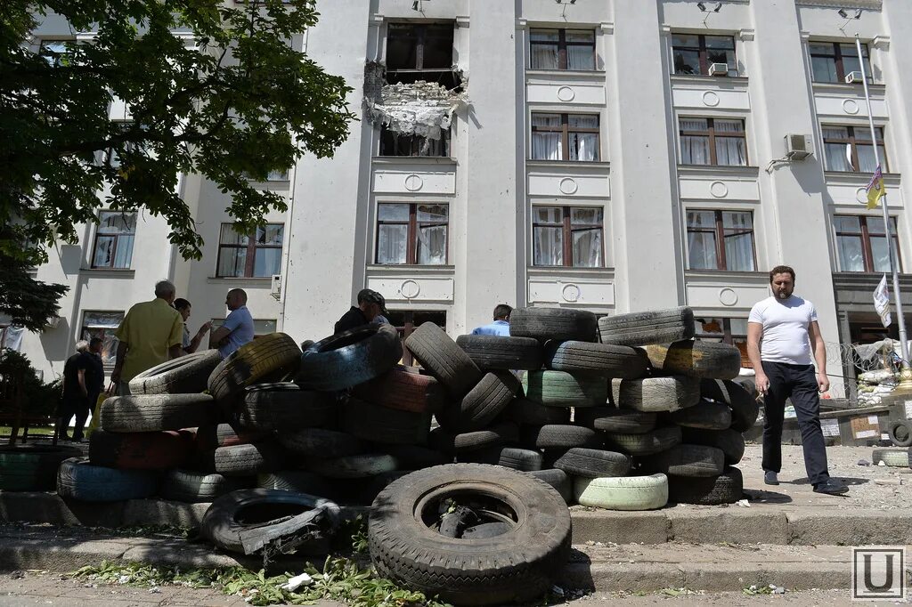 2 июня 2014. Здания пострадавшие в 2014 году в Луганске. Луганский горисполком 1995 год. Луганская ОГА 02 июня 2014.