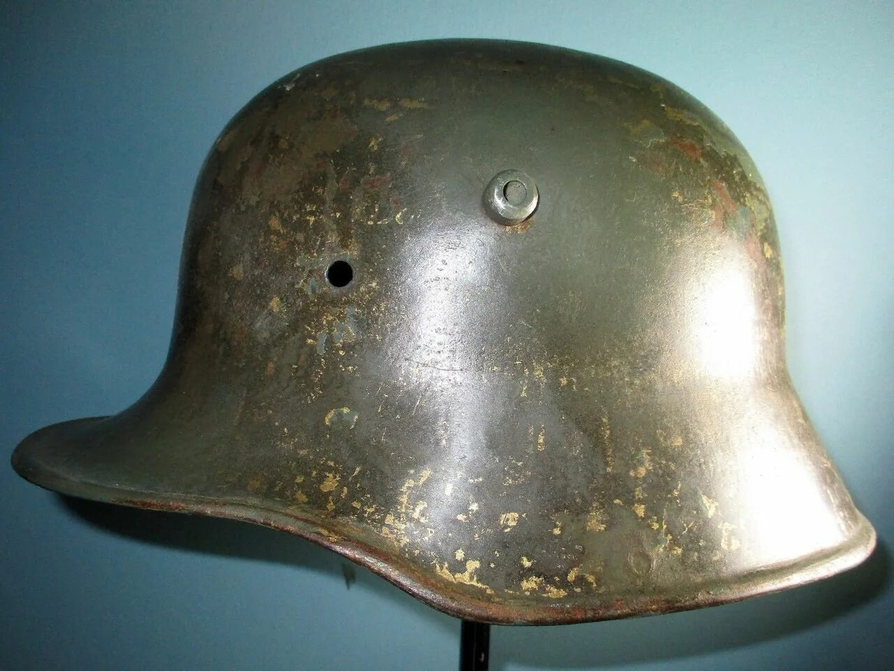 Немецкая каска м35. Немец в каске. Шлем м40. Немецкая каска 1945. Штальхельм м35.