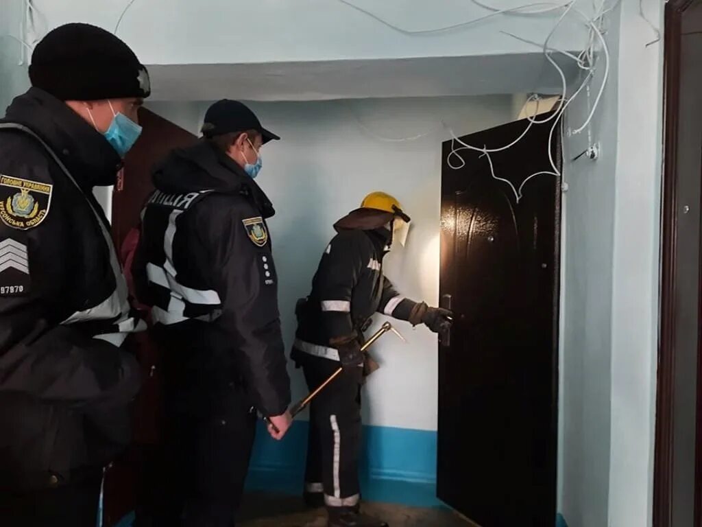 Emergency 4: служба спасения 911. Взломанные спасатели. Взломанные спасатели. Emergency hq - пожарные игра. Мчс выламывают дверь.