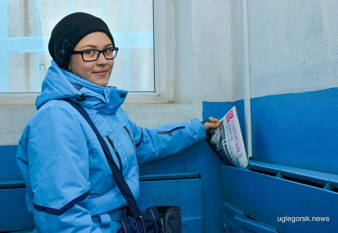 Почтальон россии. Почтальон женщина. Сельский почтальон. Почтальон. Почтальон женщина.