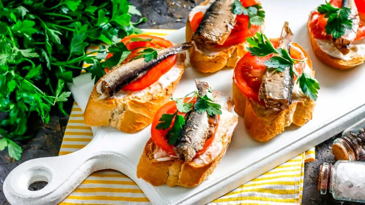 Брускетты со шпротами и огурцом. Бутерброды со шпротами с помидо. Брускетты со шпротами. Бутерброды со шпротами. Бутерброды со шпротами и творожным сыром.