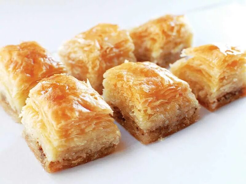 Слоеное тесто пахлава с медом. Пахлава медовая турецкая. Армянская пахлава дюльбер. Крымская пахлава татарская. Слойка с орехами и медом.