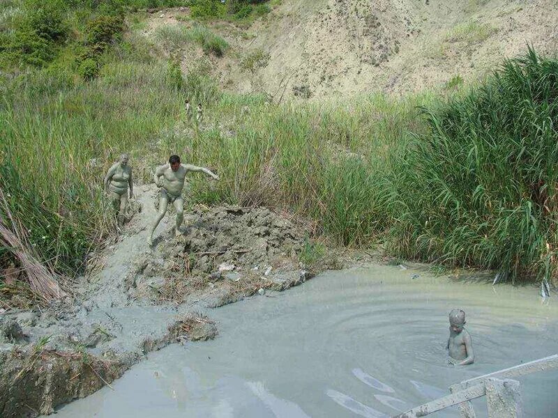 Цимлянское водохранилище голубая глина. Голубая бухта бжид пляж. Бухта инал лечебные грязи. Бухта инал голубая глина. Озеро с голубой глиной в бухте инал.