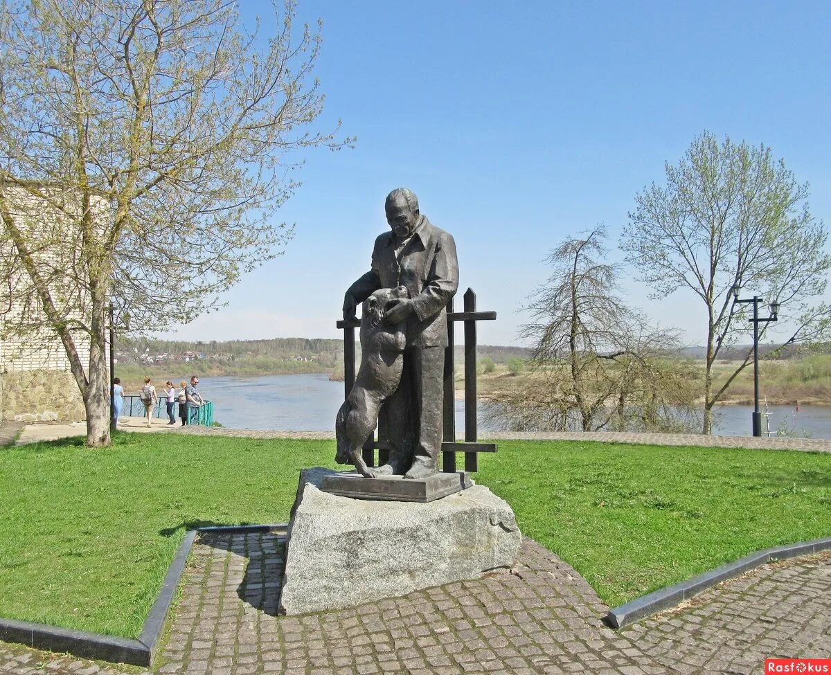 Памятник паустовскому. Памятник Паустовскому в Тарусе. Памятник к.г Паустовскому Таруса. Паустовский в Тарусе.