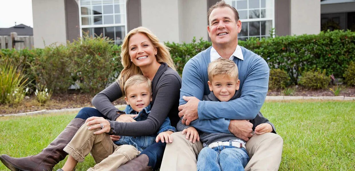 Две семьи форум. Семья с двумя дочками. Радостные дети и взрослые. Европейская семья. Ребенок в семье.