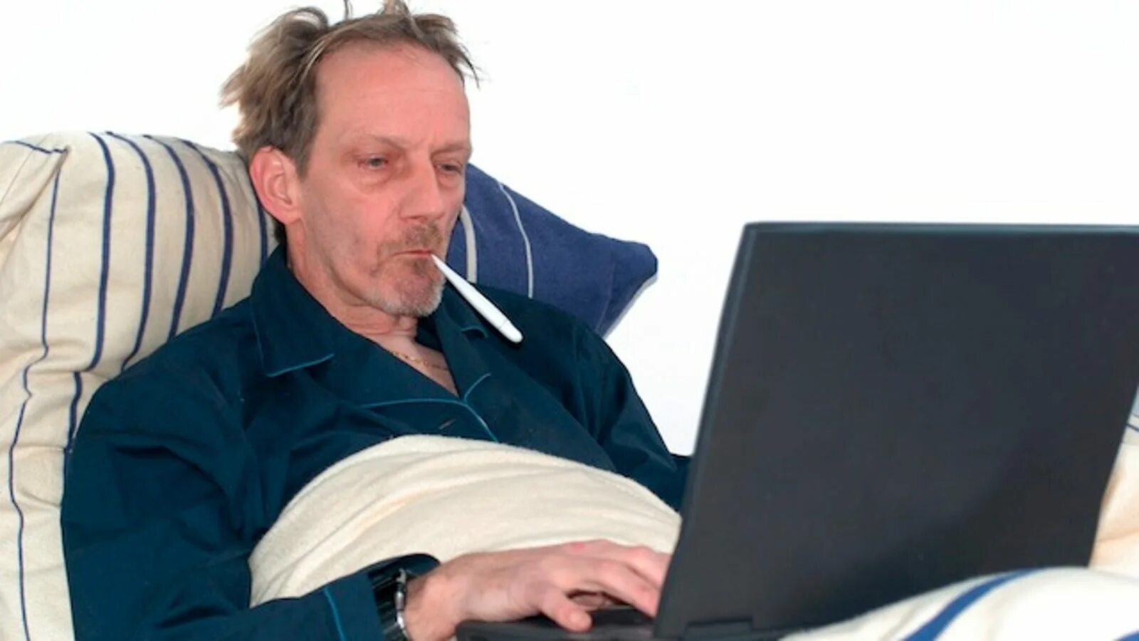 Человек больной работой. Пациент с ноутбуком. Больной человек за компьютером. Больной с ноутбуком. Больной с ноутбуком в кровати.