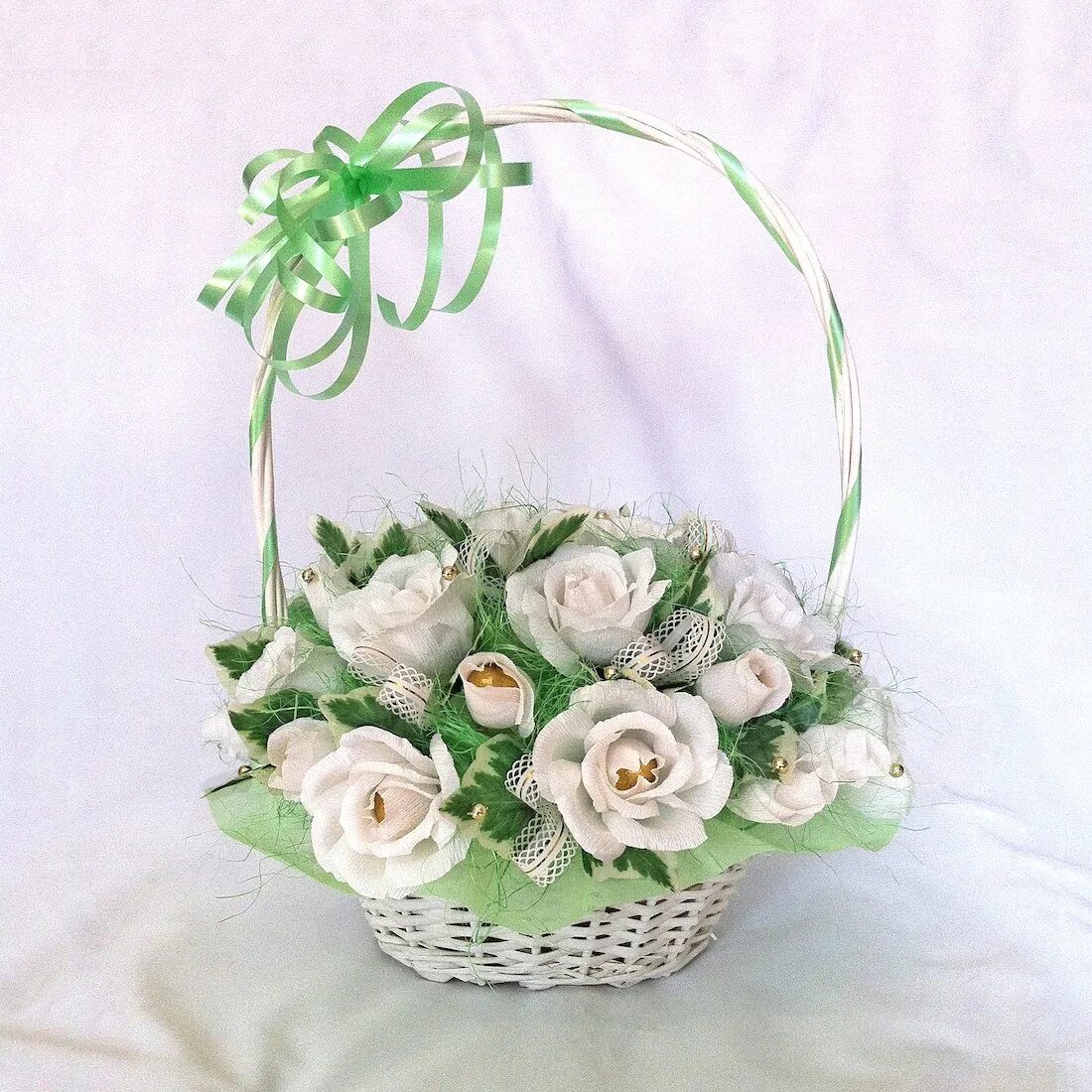 Букет с конфетами вдохновение. Цветы из гофрированной бумаги в корзинке. Конфетный букет в корзинке. Корзинка из цветов и конфет. Композиция из конфет в корзинке.