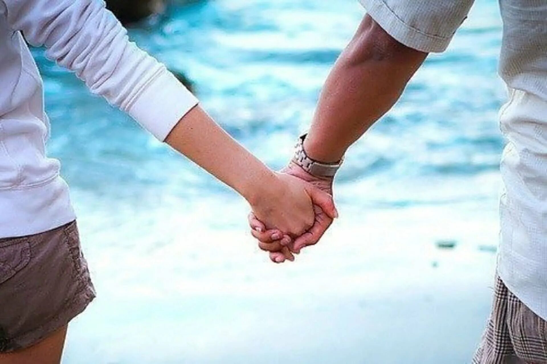 Человек по настоящему счастлив. Влюбленные держатся за руки. Рука в руке. Счастливые влюбленные. Вместе за руки мужчина и женщина.