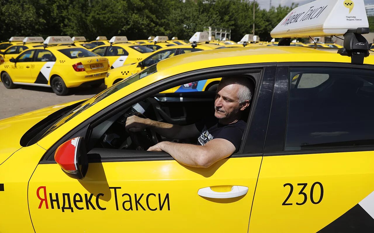 Такси плюс водитель. Водитель такси. Такси фото. Таксист фото. Такси Driver.