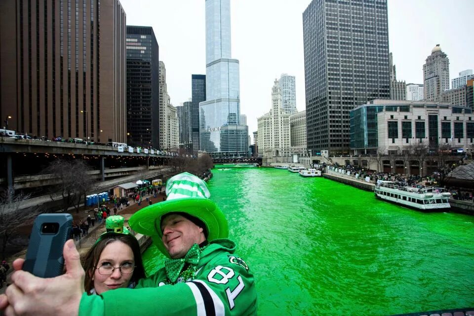 Стать зеленым. Чикаго день Святого Патрика. Река в Чикаго в день Святого Патрика. Зеленая река в Чикаго на день Святого Патрика. Чикаго Ривер зеленая.
