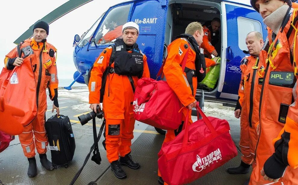 Рабочие на стройке. Вахтовики на ямале. Проезд вахтовиков. Проезд вахтовиков. Проезд вахтовиков.