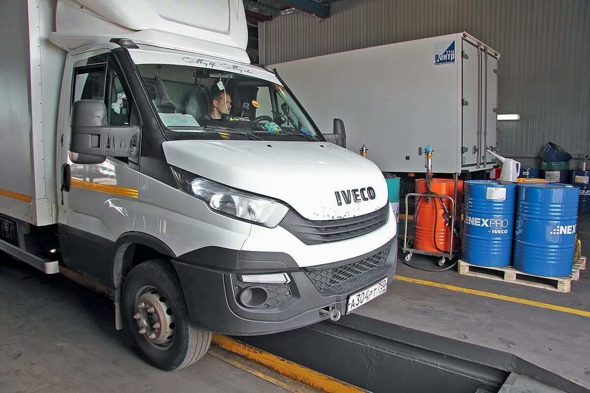 Ремонт iveco daily. Ивеко дейли 50с15 внутренняя облицовка задней двери. Iveco daily бортовой. Ивеко дейли с закабинным спальником. Евросервис люберцы ивеко.