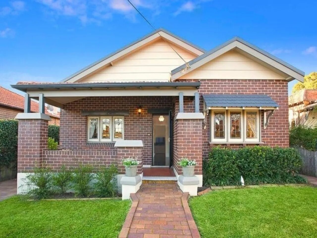 Дачные из кирпича. Дачные из кирпича. Маленький кирпичный домик. Кирпичный дачный дом. Дачные из кирпича.