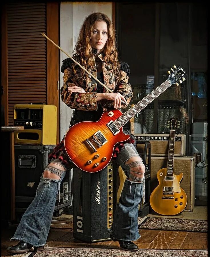 Девушка с электрогитарой. Девушки играющие на электрогитаре. Девушка с электрогитарой. Красивая девушка с электрогитарой. Девушки играющие на электрогитаре.
